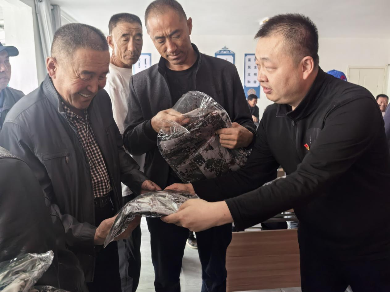 工装传递帮扶情 实干赋能振兴路 ——锡盟科技局向宏图嘎查捐赠劳动服装暖人心